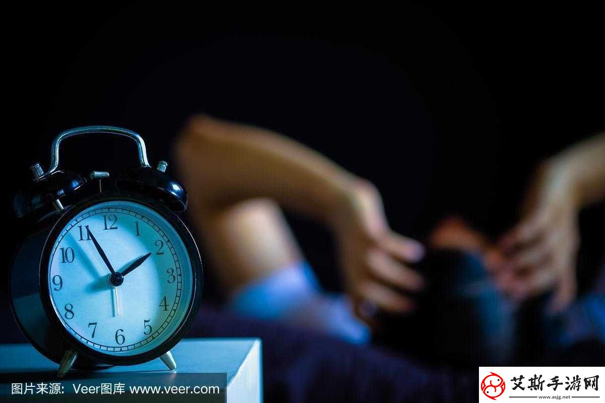 男子深夜睡不着想看点东西：探索深夜心灵的渴望